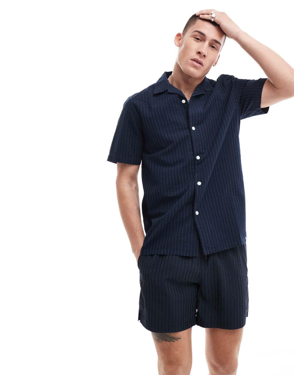 Farah textured seersucker short sleeve shirt in navy Product Image