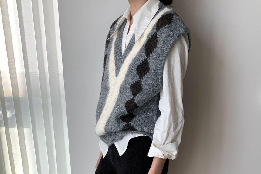 V-Neck Diamond Print Cable Knit Sweater Vest Product Image