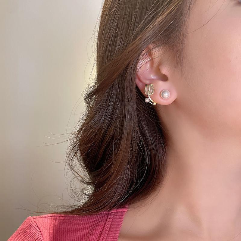 Faux Pearl Floral Stud Earring Product Image