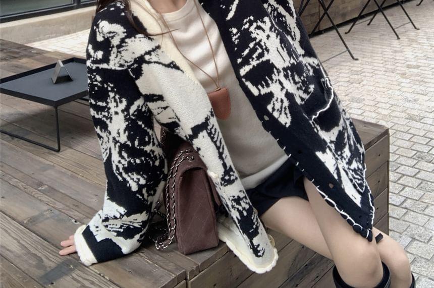 V-Neck Patterned Pocket Detail Cardigan Product Image