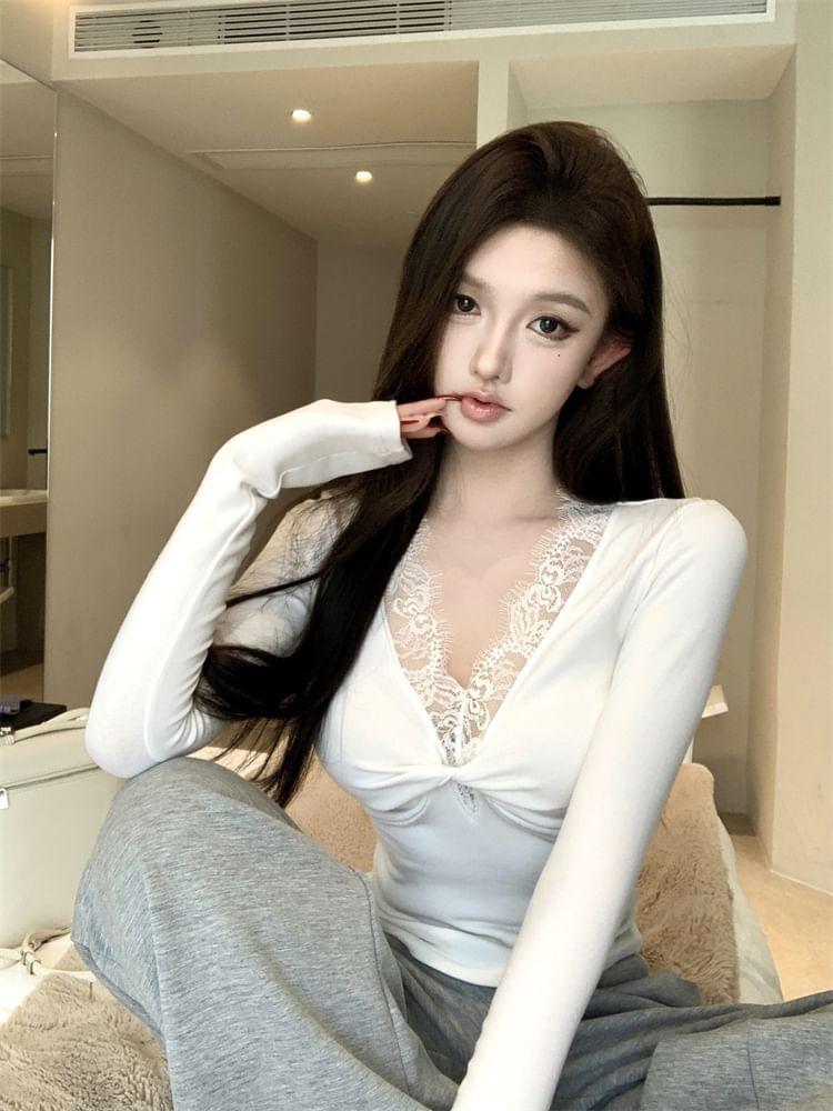 Long-Sleeve V-Neck Plain Lace Panel Twisted Slim Fit Crop Tee Product Image