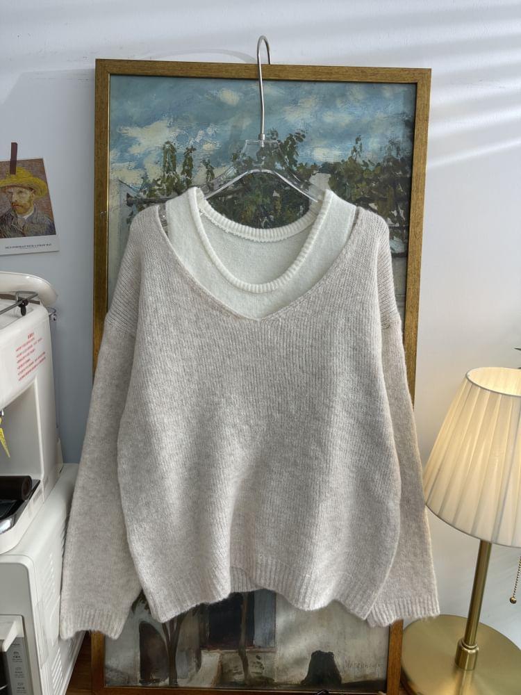 Set: Scoop Neck Plain Knit Crop Tank Top + V-Neck Sweater Product Image