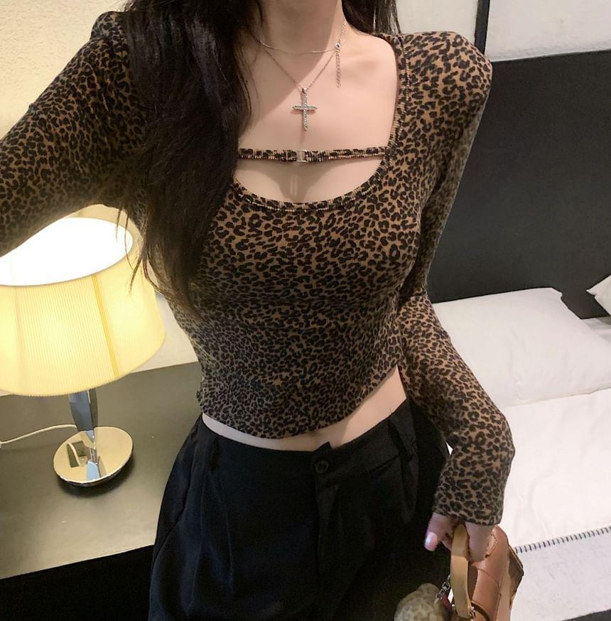 Long-Sleeve Scoop Neck Leopard Print Cropped Tee Product Image