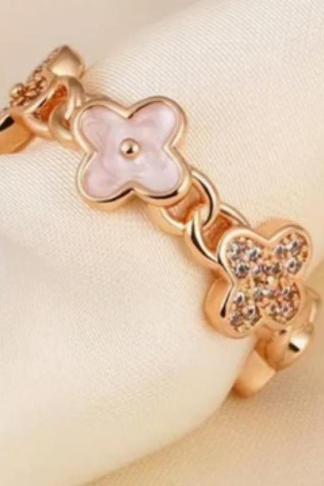 Quatrefoil Whit and Gold Adjustable Ring Product Image