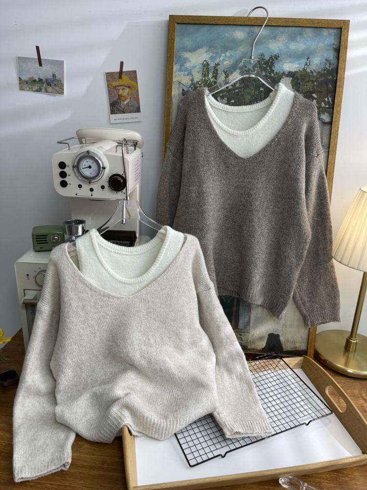 Set: Scoop Neck Plain Knit Crop Tank Top + V-Neck Sweater Product Image