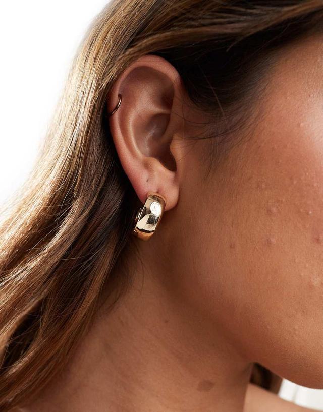 Pieces chunky hoop earrings in gold Product Image