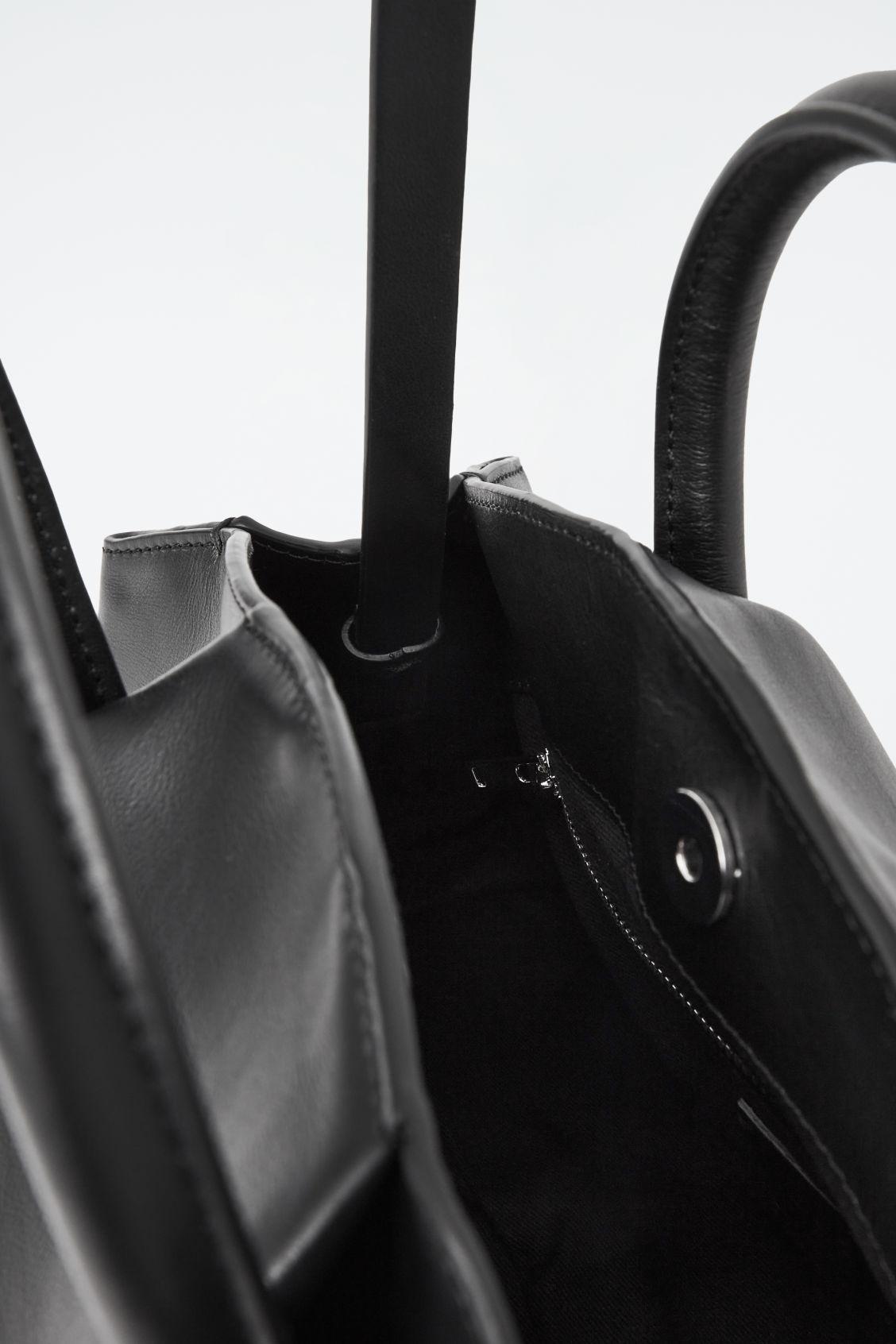 FOLD SHOULDER BAG - LEATHER Product Image