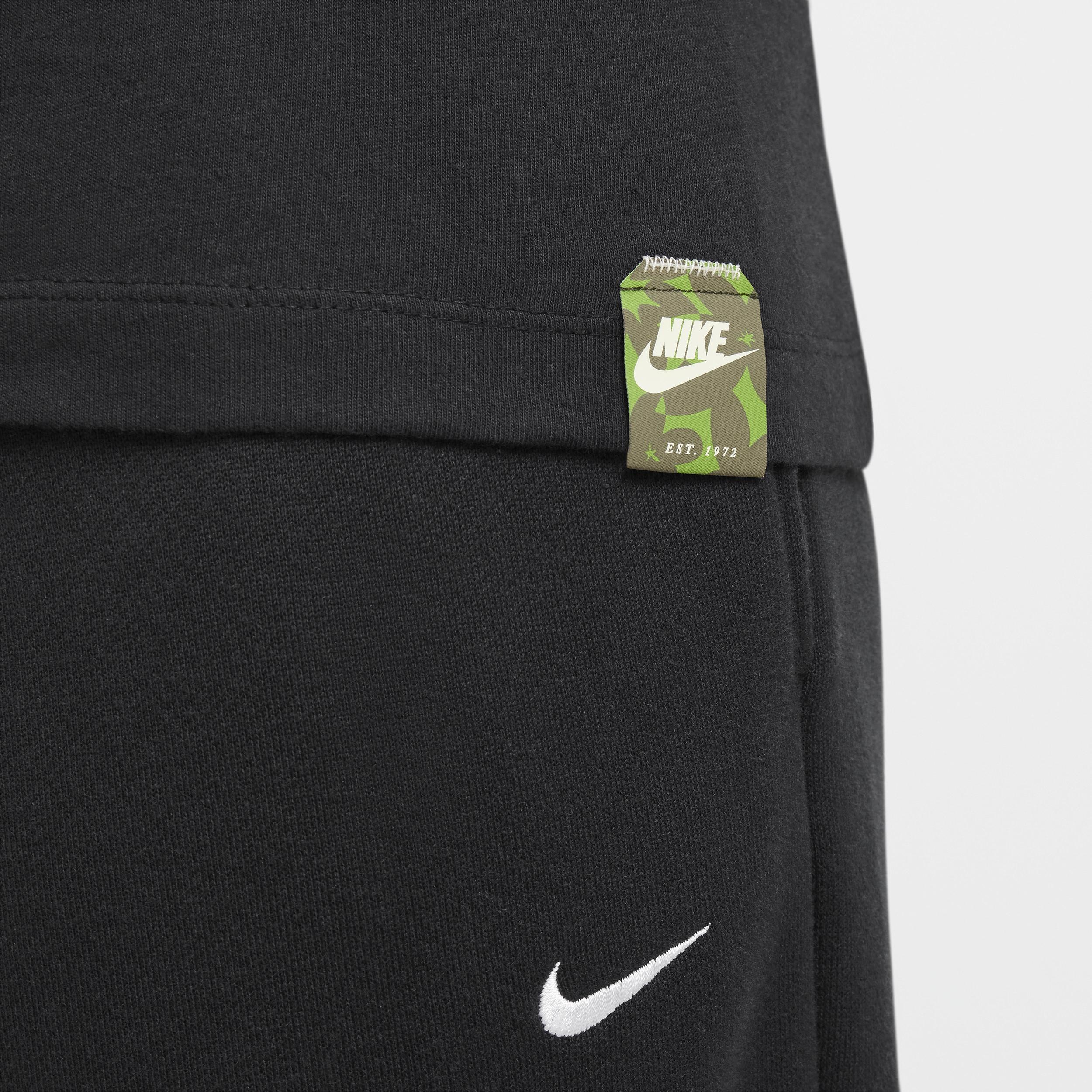 Nike Sportswear Club Long-Sleeve T-Shirt Product Image