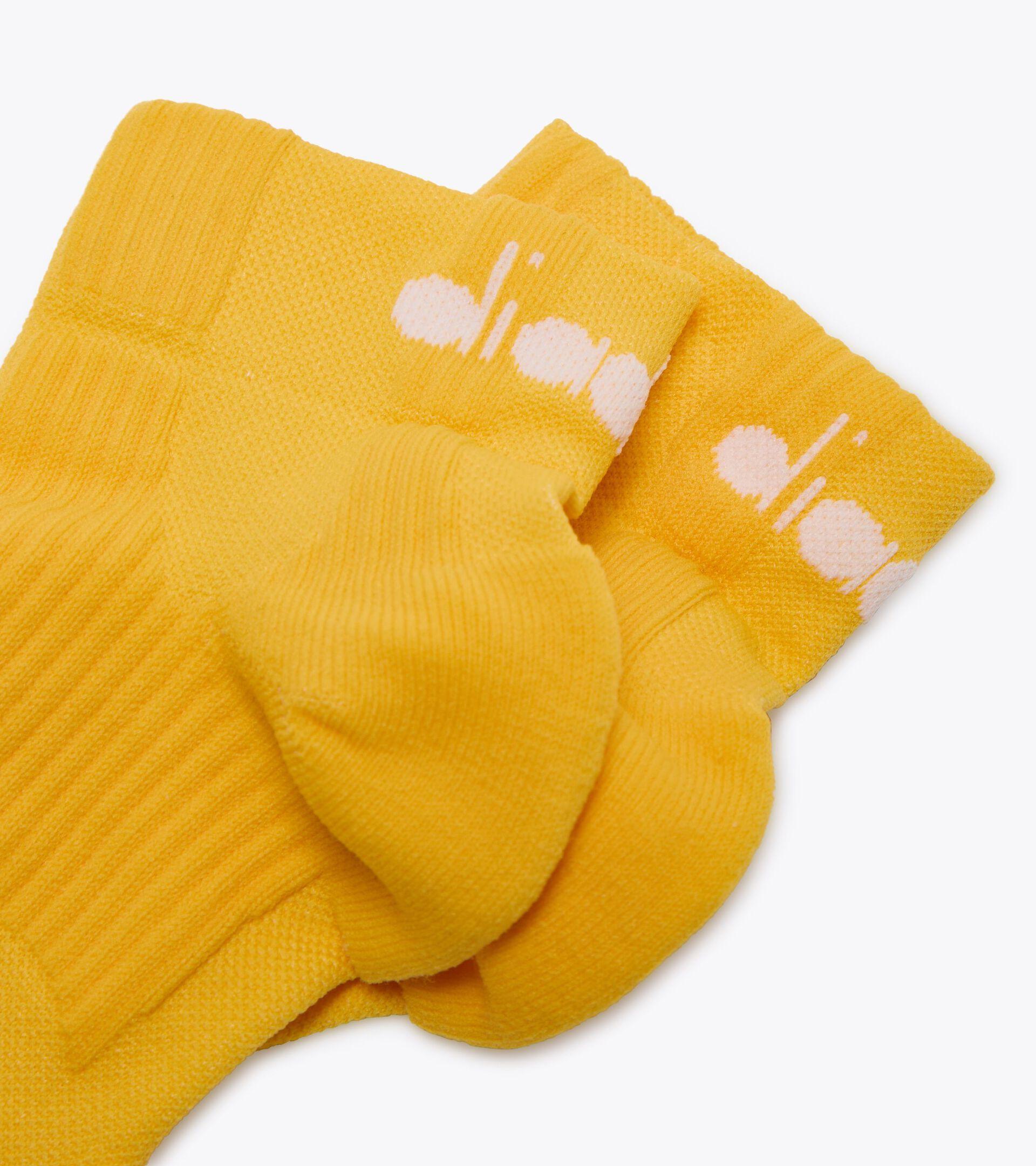 CUSHION QUARTER SOCKS Product Image