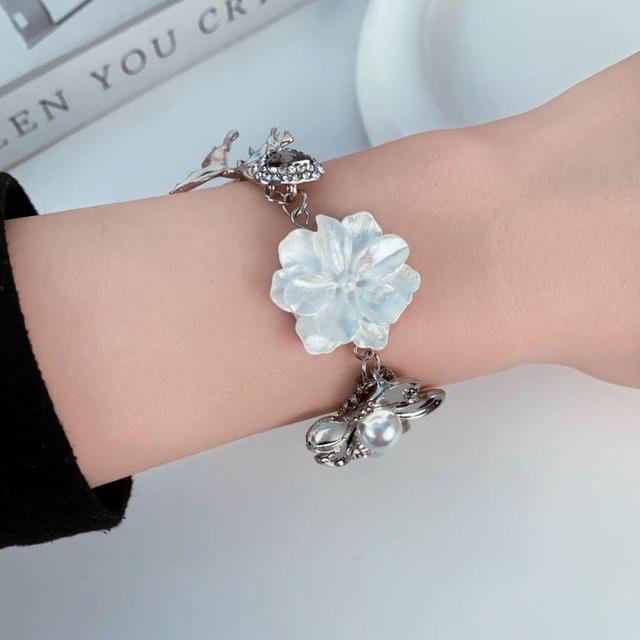 Floral Faux Pearl Resin Alloy Bracelet Product Image