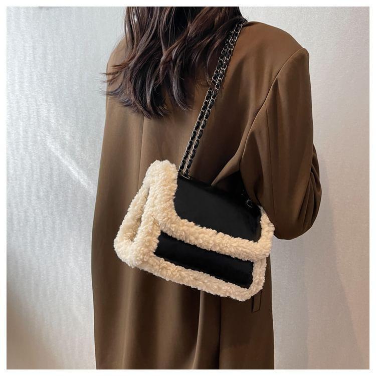 Chain Strap Fleece Panel Flap Crossbody Bag Product Image