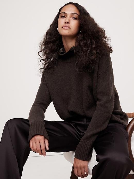 Oversized Midweight Cashmere Turtleneck Sweater Product Image