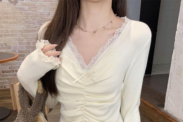 Long-Sleeve V-Neck Plain Lace Trim Ruched Crop Top Product Image