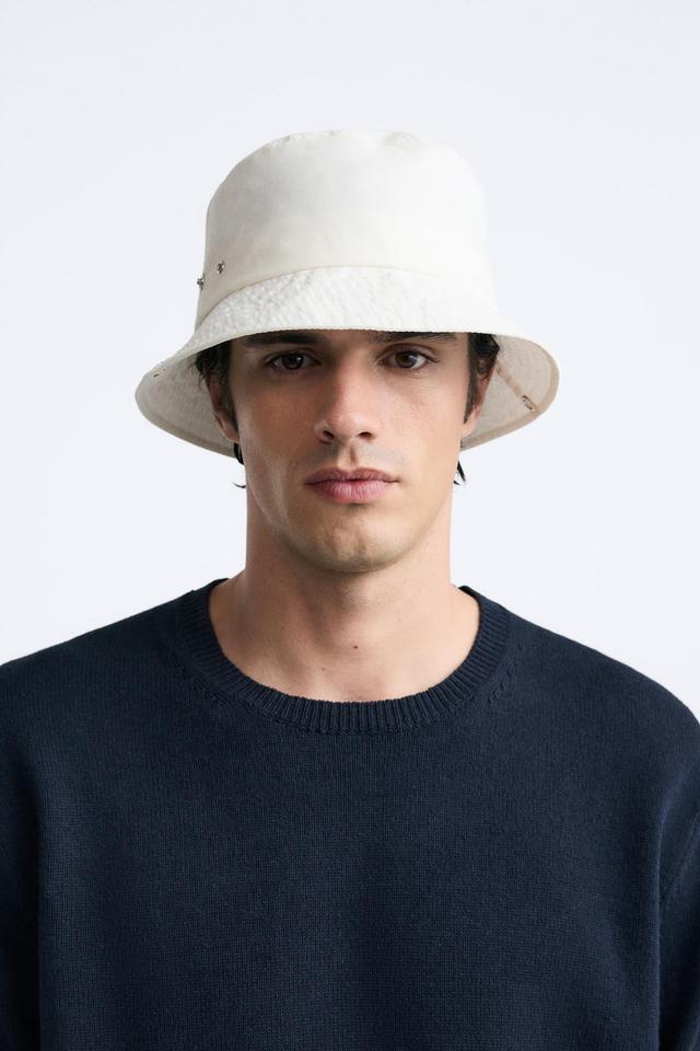 BUCKET HAT Product Image