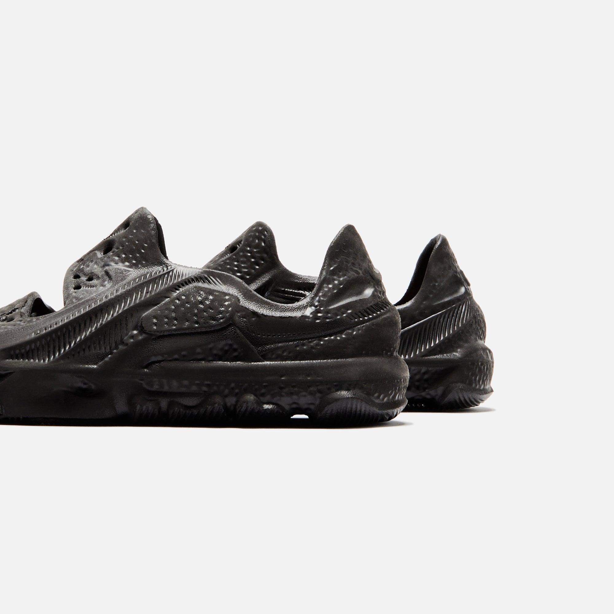 Nike ISPA Universal - Black / Black Male Product Image