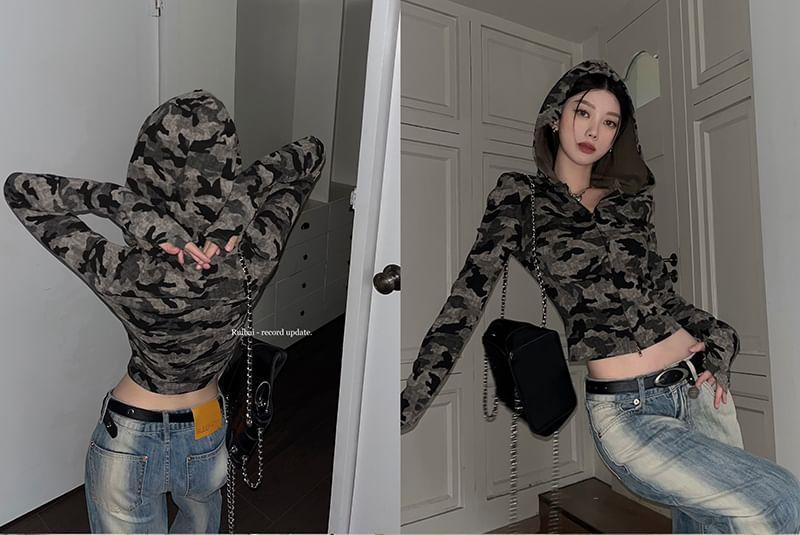 Long-Sleeve Camo Print Hooded Crop T-Shirt Product Image