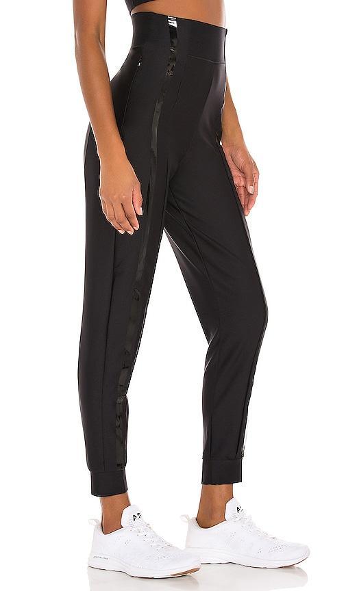 Essential Pavo Jogger Product Image