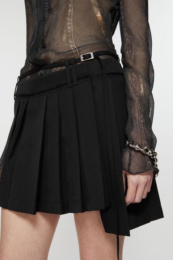 Asymmetric pleated skirt Product Image