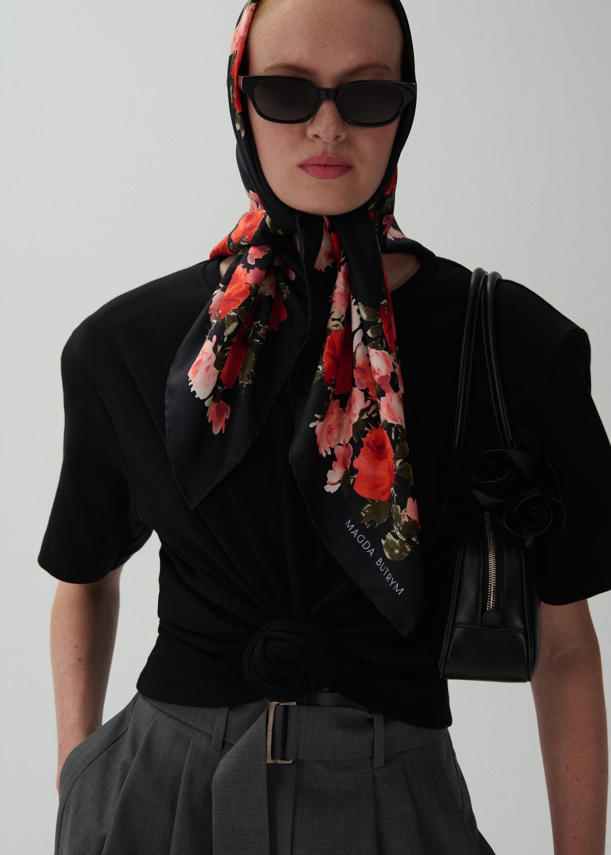 Floral print scarf in black Product Image