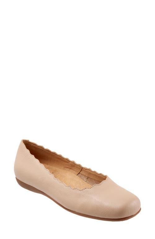 Trotters Sabine Leather Scalloped Slip Product Image