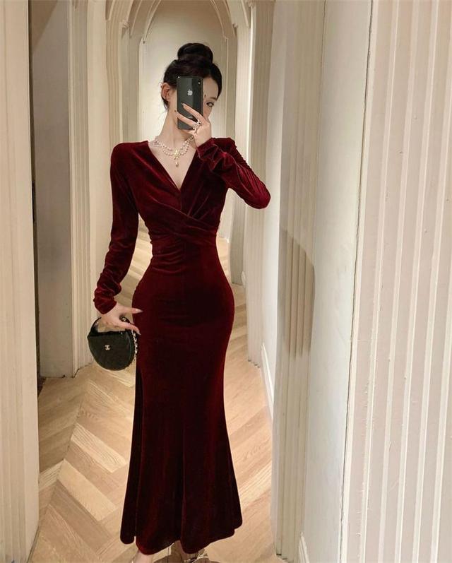 Long-Sleeve V-Neck Knotted Midi Velvet Mermaid Dress Product Image