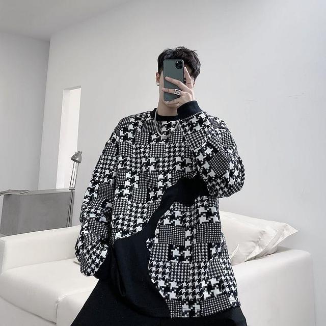 Crew Neck Patterned Sweatshirt Product Image