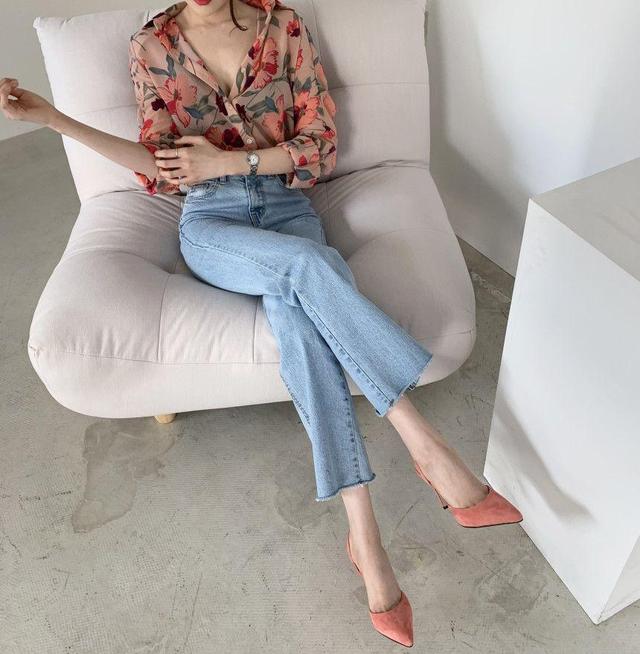 Long-Sleeve Floral Blouse Product Image