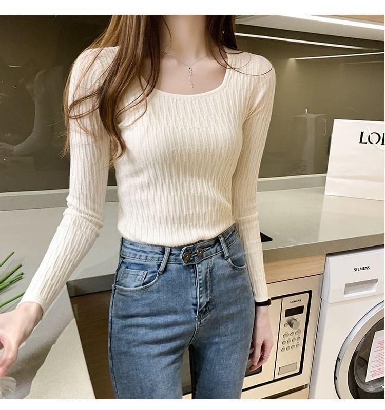 Long-Sleeve Scoop Neck Plain Knit Top Product Image