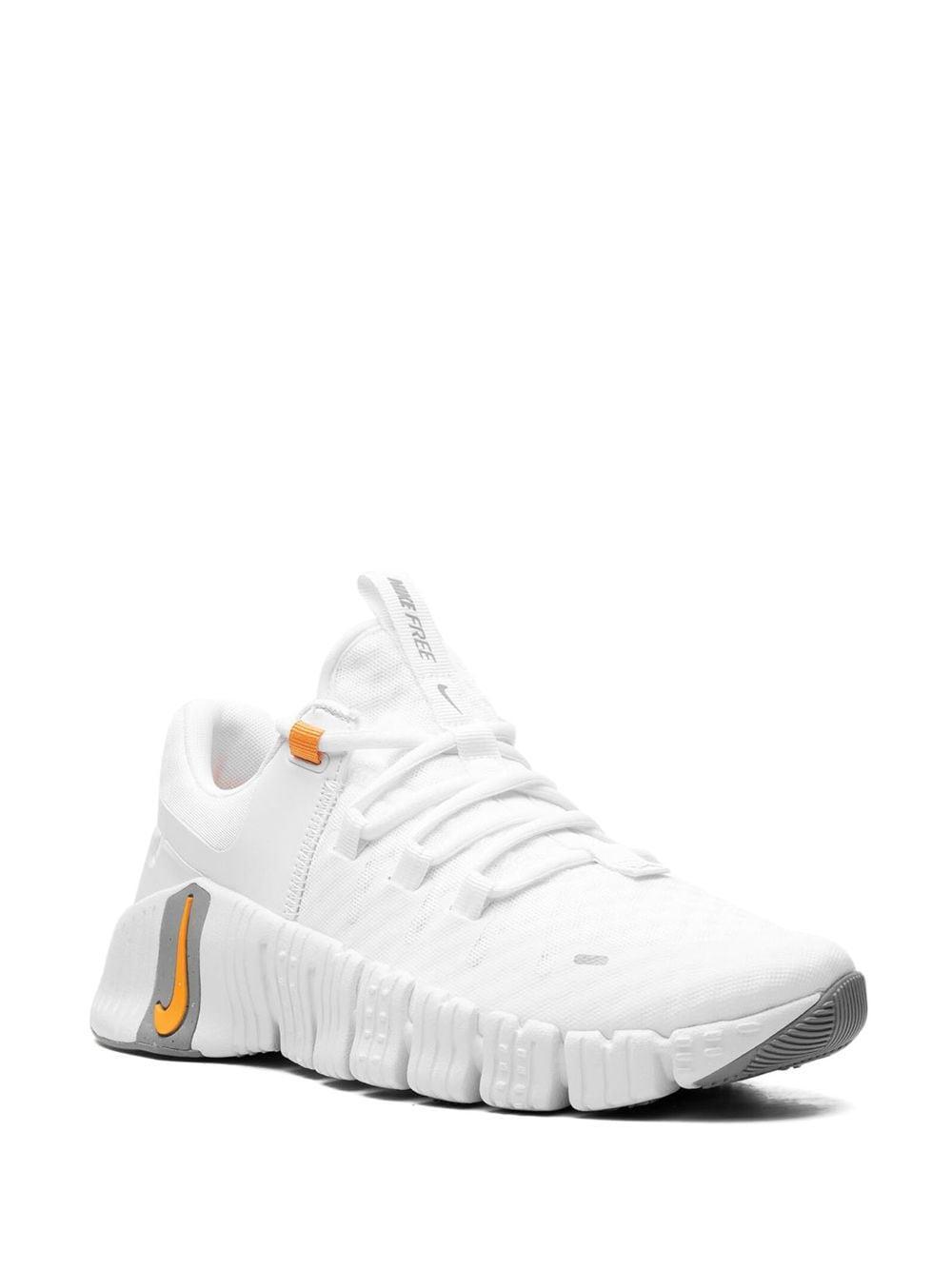 Free Metcon 5 Sneakers In White And Orange Product Image