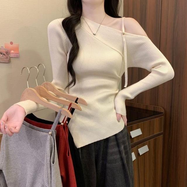 Long-Sleeve Cold Shoulder Plain Asymmetrical Ruched Slim Fit Knit Top Product Image