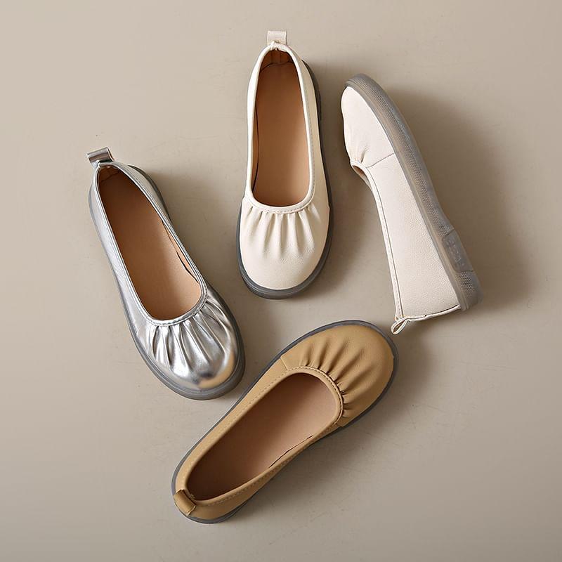 Round Toe Plain Ruched Flats Product Image