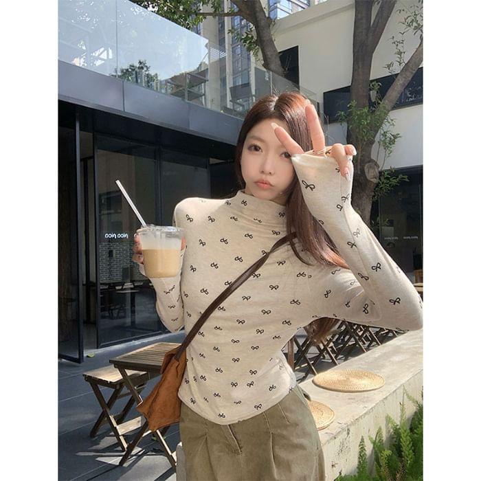 Long Sleeve Mock Neck Bow Print Slim-Fit T-Shirt Product Image