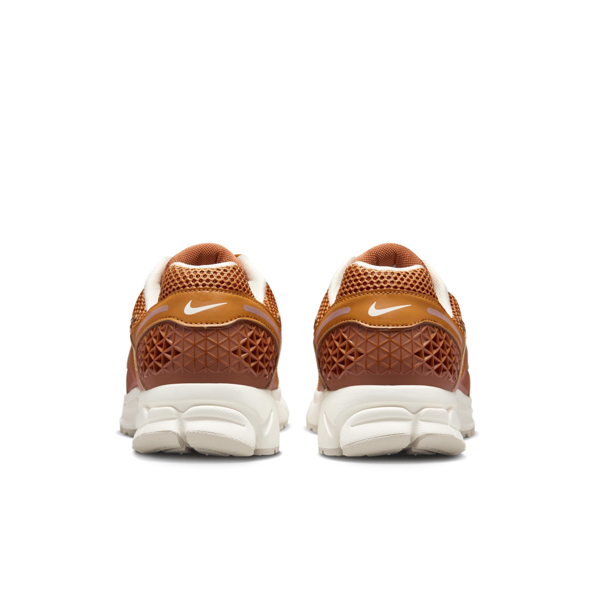 Nike Men's Zoom Vomero 5 Shoes Product Image