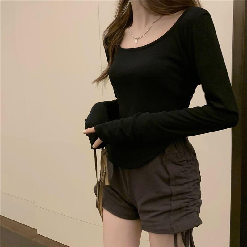 Long-Sleeve Scoop Neck Plain T-Shirt Product Image