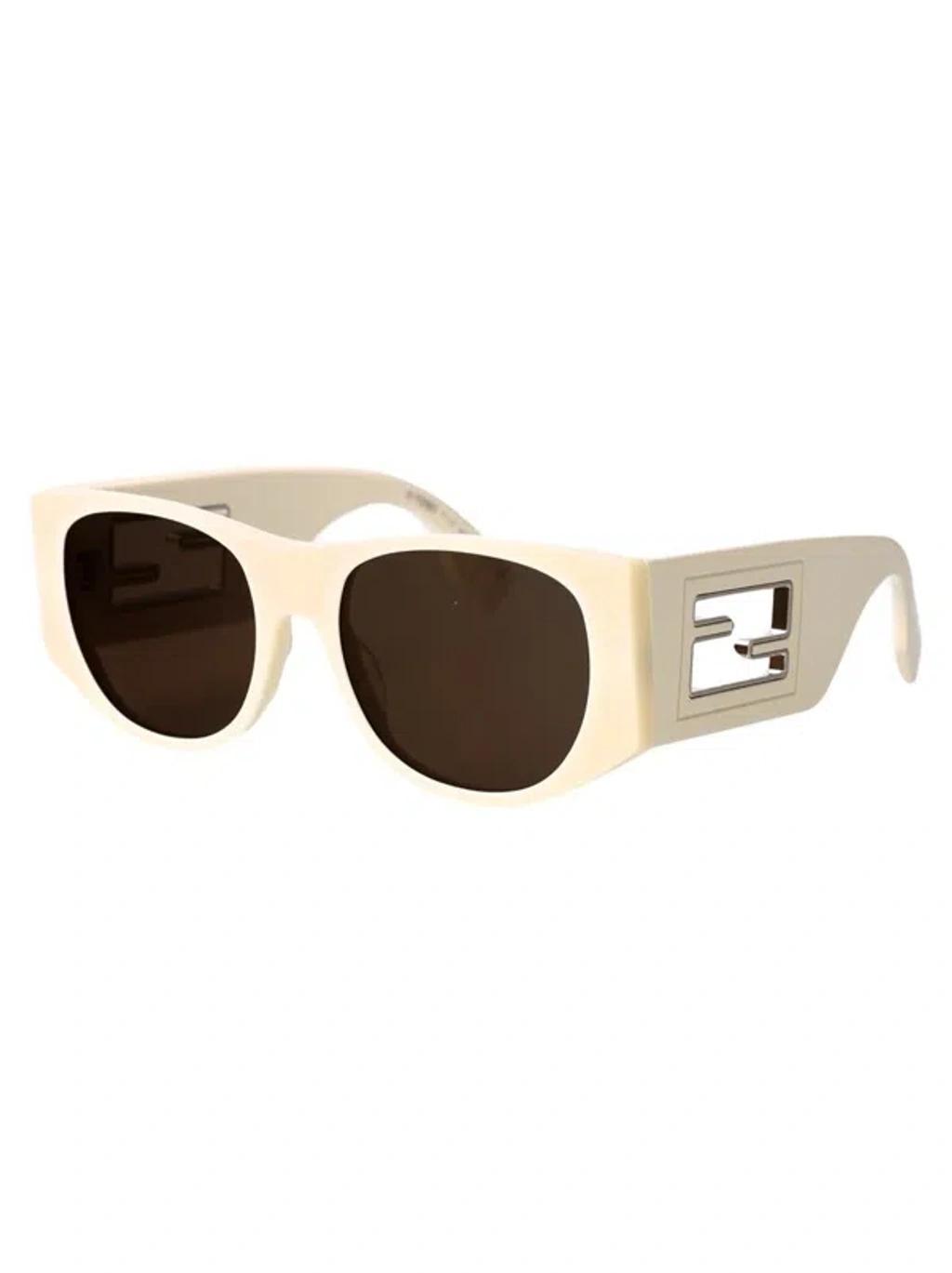 FENDI Sunglasses Fe40109 I 25 E In Ivory Product Image