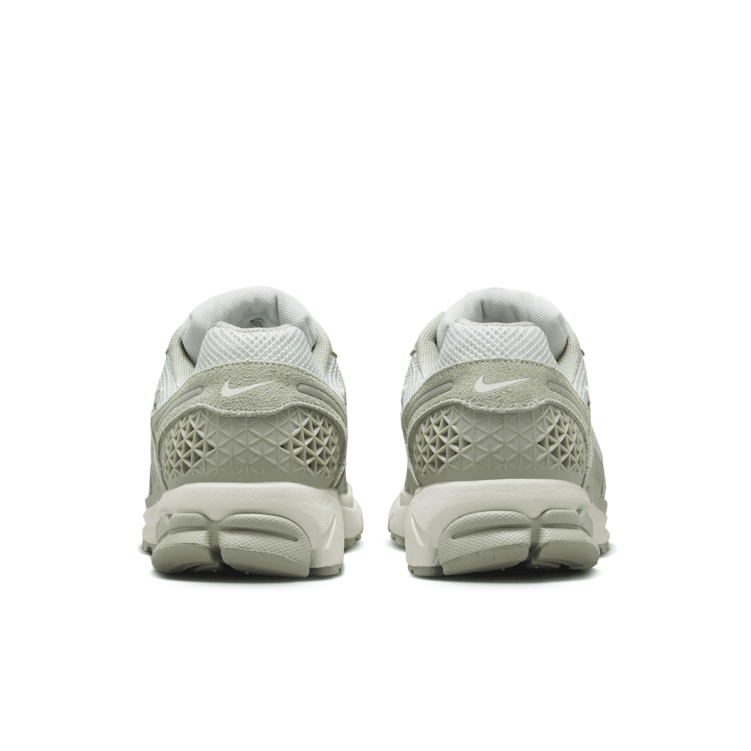 Nike Men's Zoom Vomero 5 Shoes Product Image