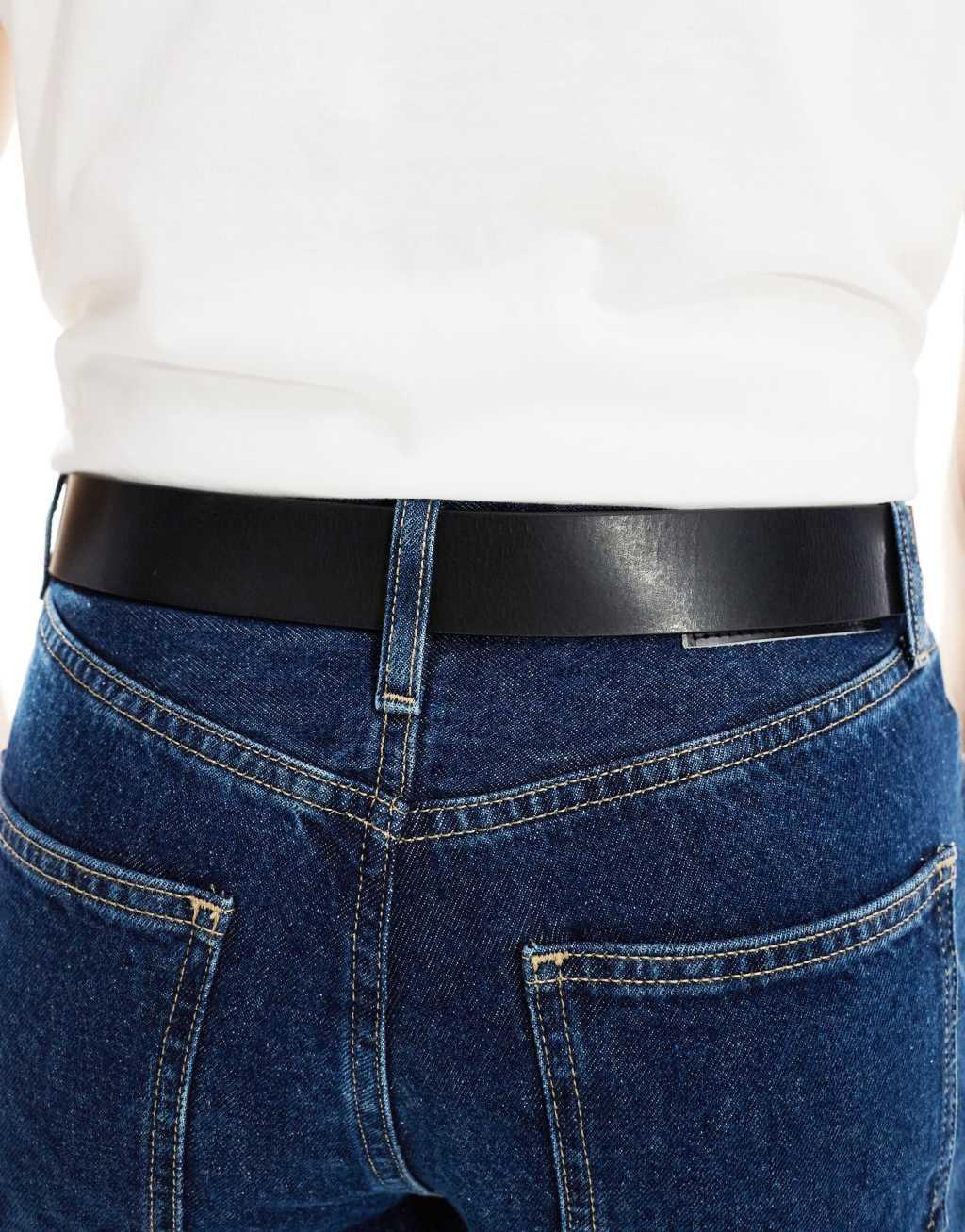 Calvin Klein Jeans classic flat leather belt in black Product Image