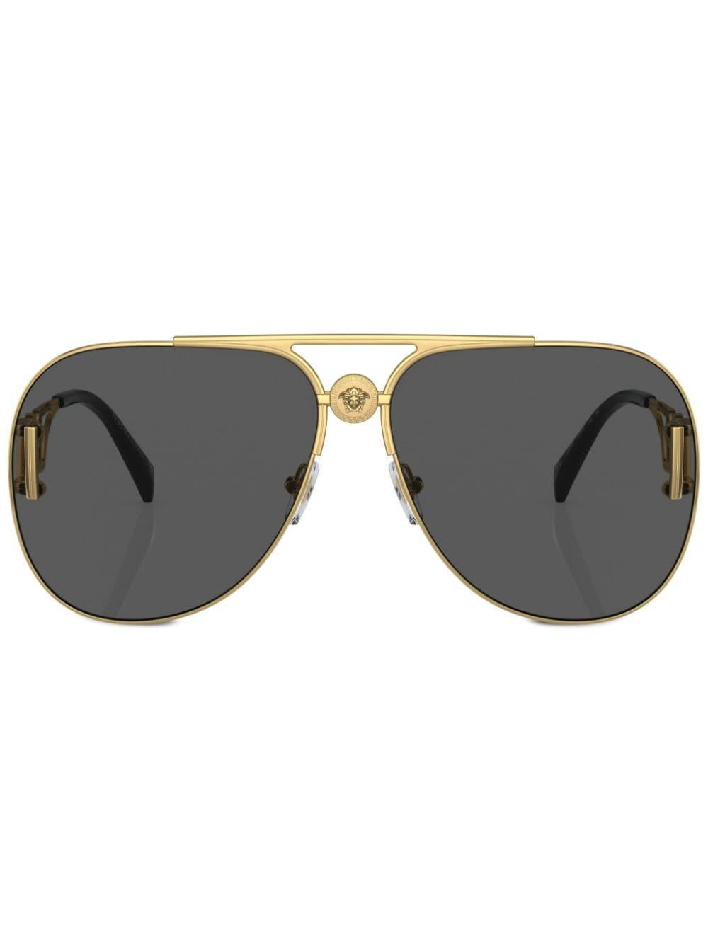 Pilotenbrille Mit Logo-schild In Gold Product Image