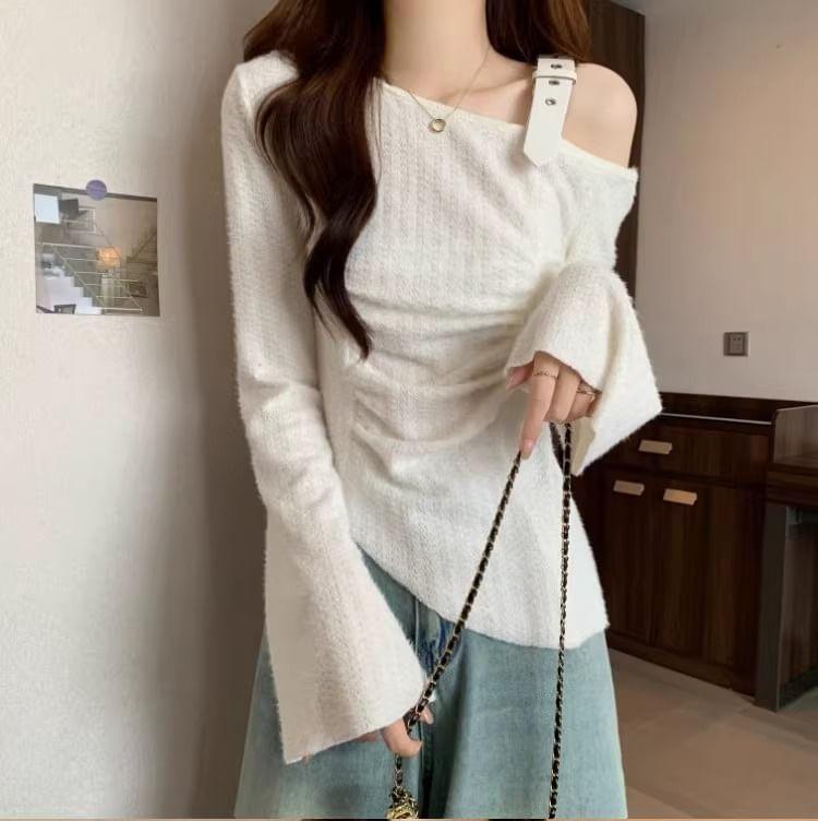 Long-Sleeve Cold-Shoulder Buckled Asymmetrical Slim Fit Tee Product Image