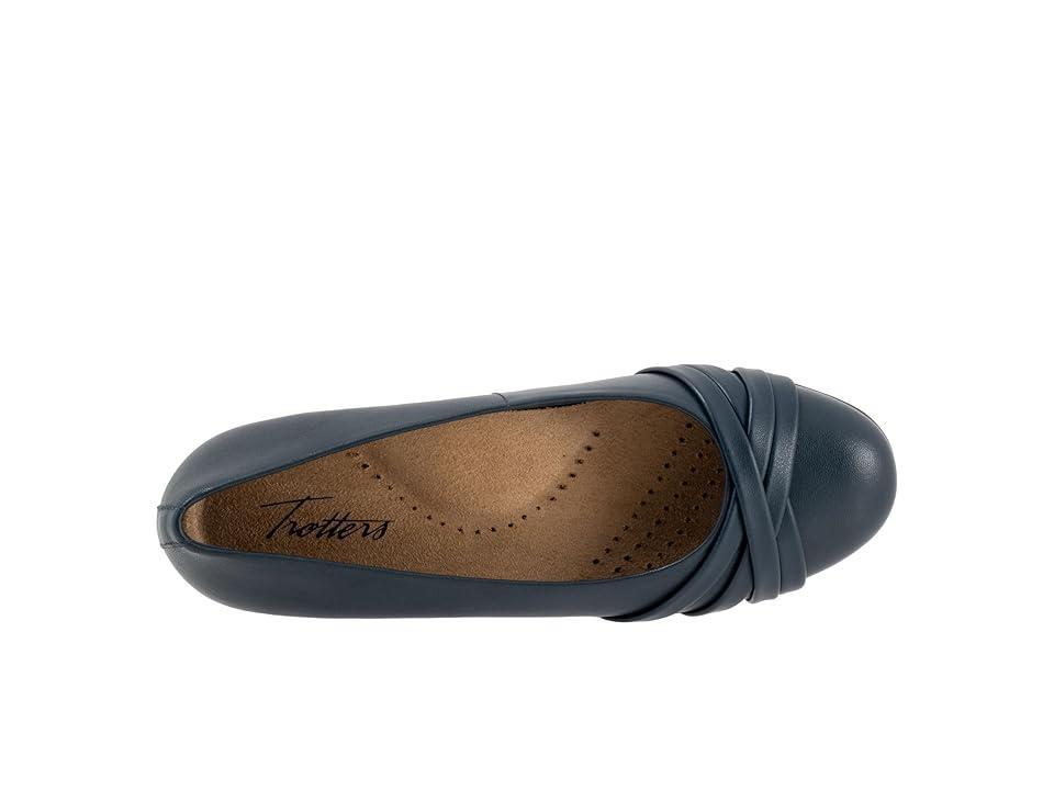 Trotters Daphne Women's Flat Shoes Product Image