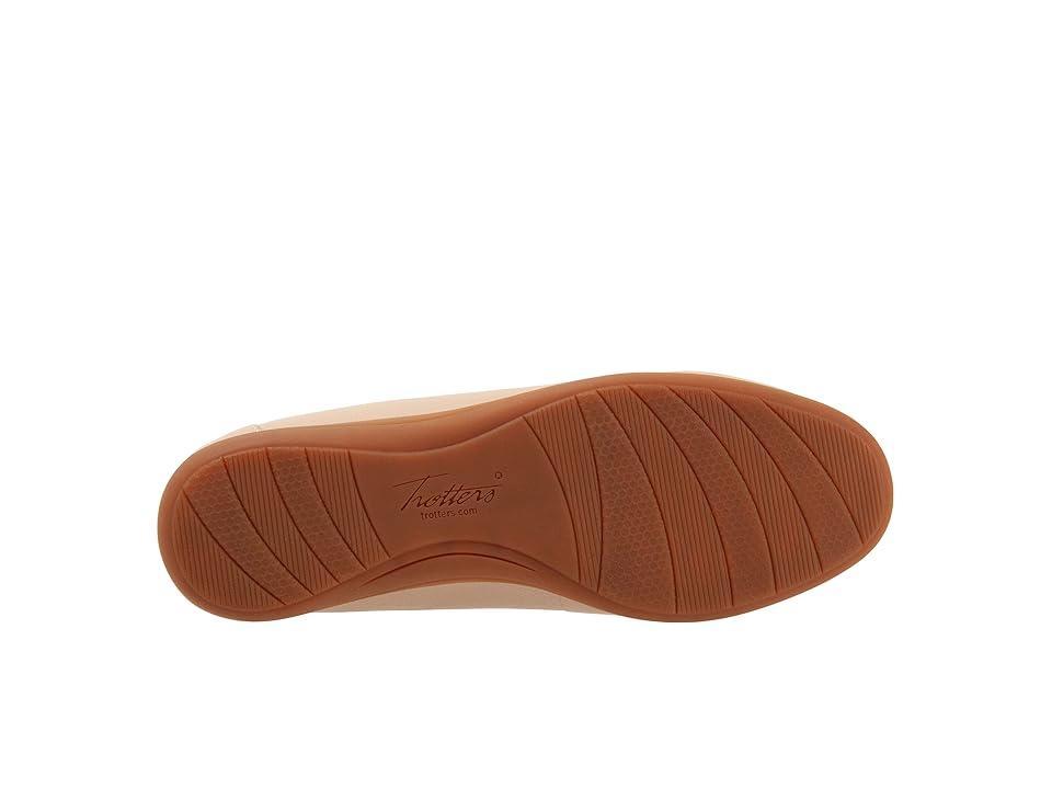 Trotters Deanna (Nude) Women's Shoes Product Image