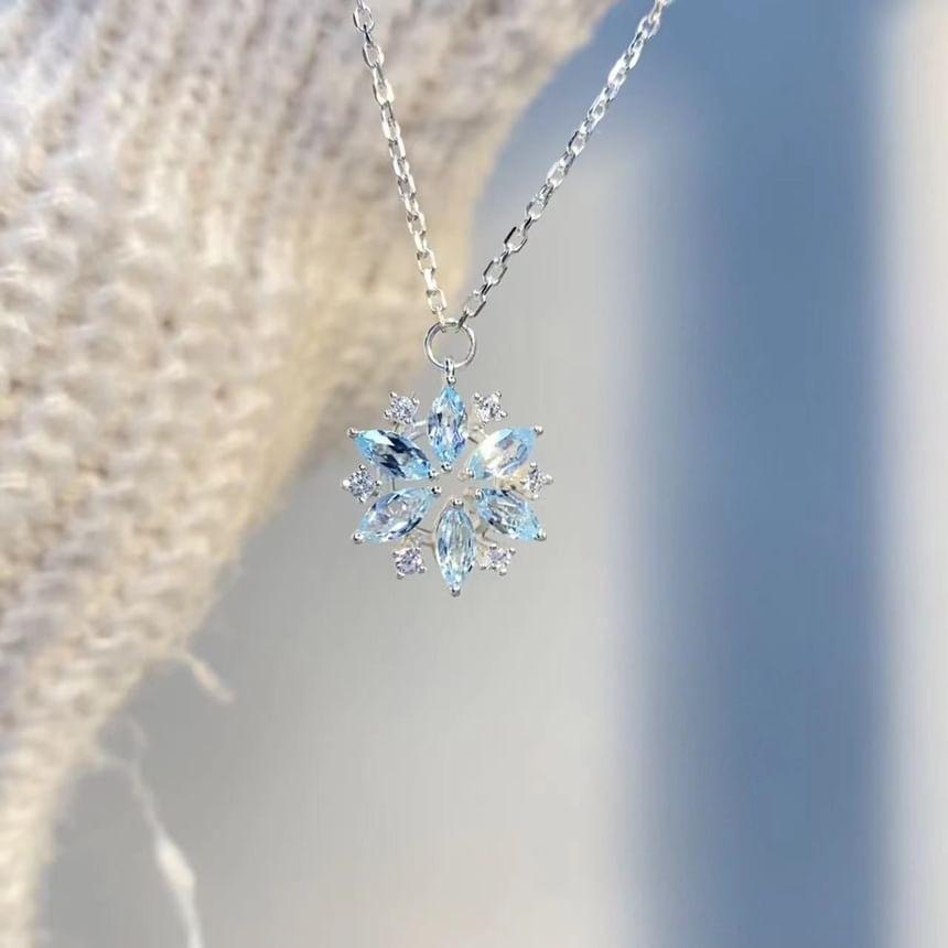 Snowflake Rhinestone Pendant Alloy Necklace Product Image