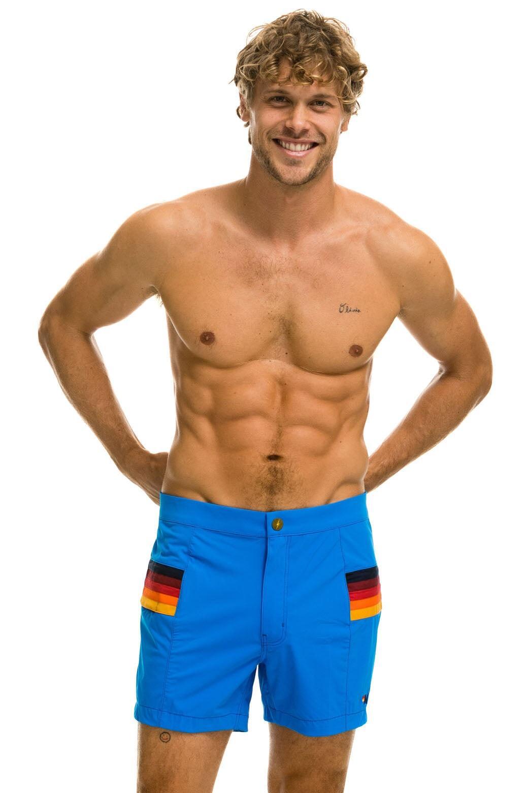 MEN'S HORIZONTAL 5 STRIPE FLEX SHORTS - TITANIUM Male Product Image