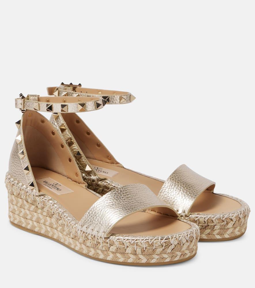 VALENTINO GARAVANI Valentino Rockstud 55 Grainy Leather Platform Sandal In Gold Product Image