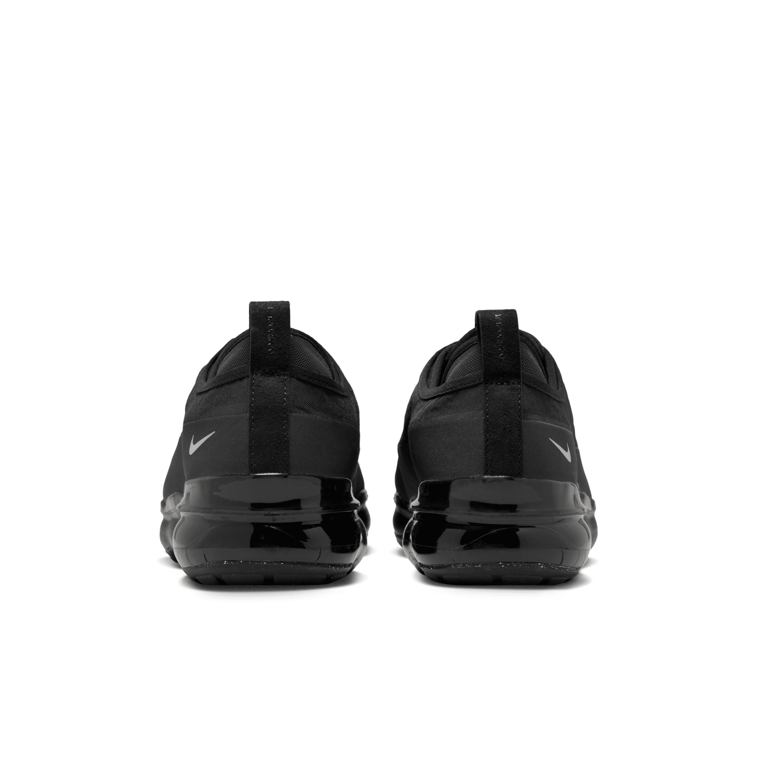 Nike Air Vapormax Moc Roam Sneaker in Black. - size 10 (also in 10.5, 11, 11.5, 12, 12.5, 7, 7.5, 8, 8.5, 9, 9.5) Product Image