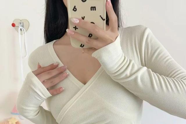 Long-Sleeve V-Neck Plain Crop Knit Top Product Image