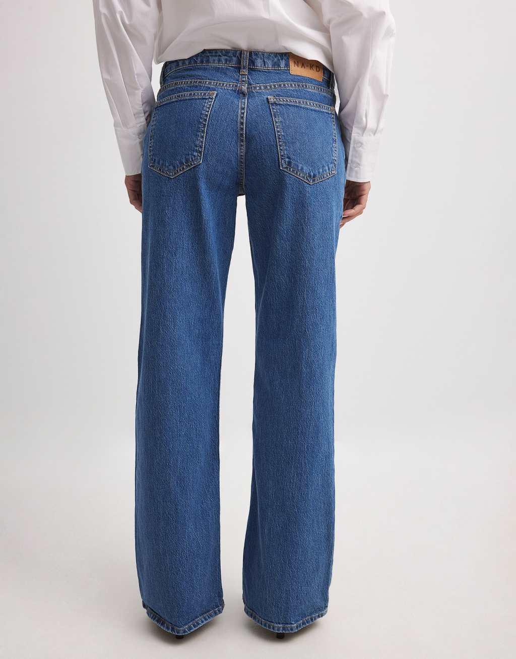 NA-KD low waist straight leg jeans in mid blue Product Image