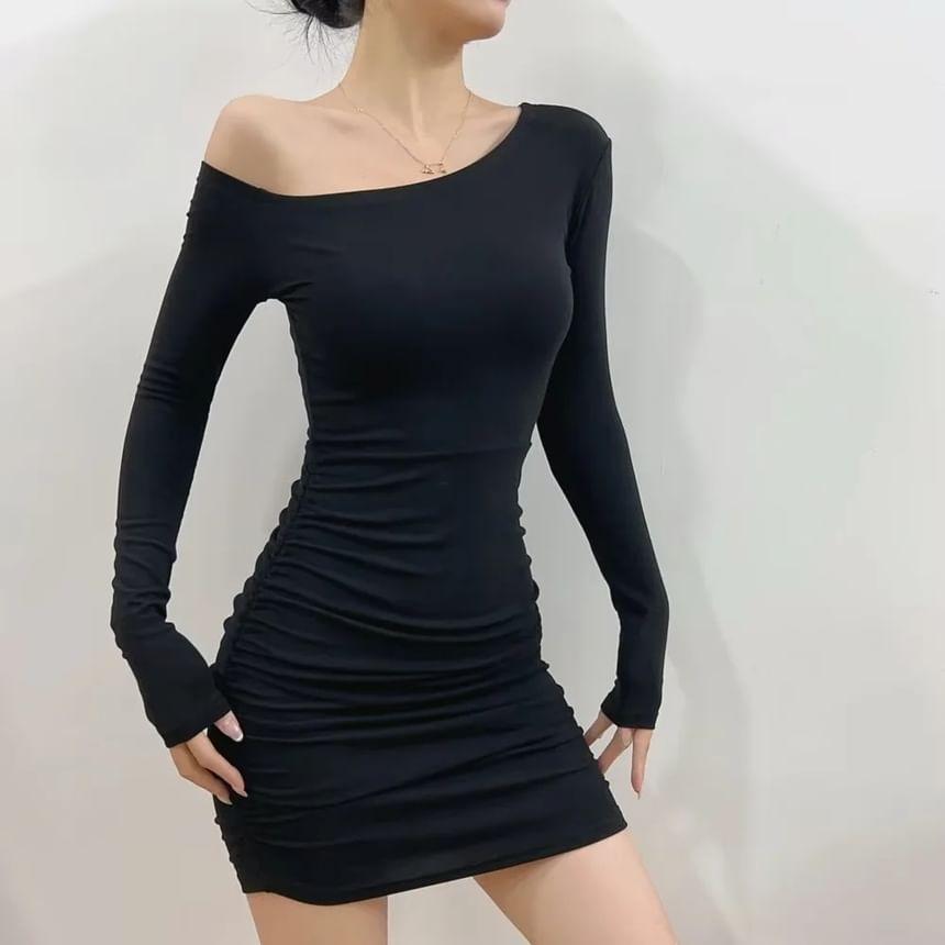 Long-Sleeve Asymmetrical Neck Off-Shoulder Plain Ruched Mini Sheath Dress Product Image