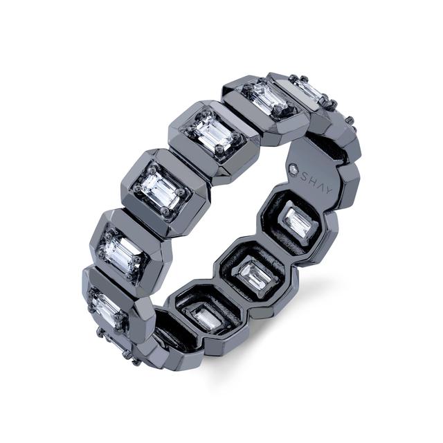 MEN'S DIAMOND BEZEL & BEYOND ETERNITY BAND Male Product Image