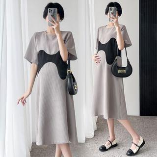 Maternity Short-Sleeve Two Tone Midi Smock Dress Product Image